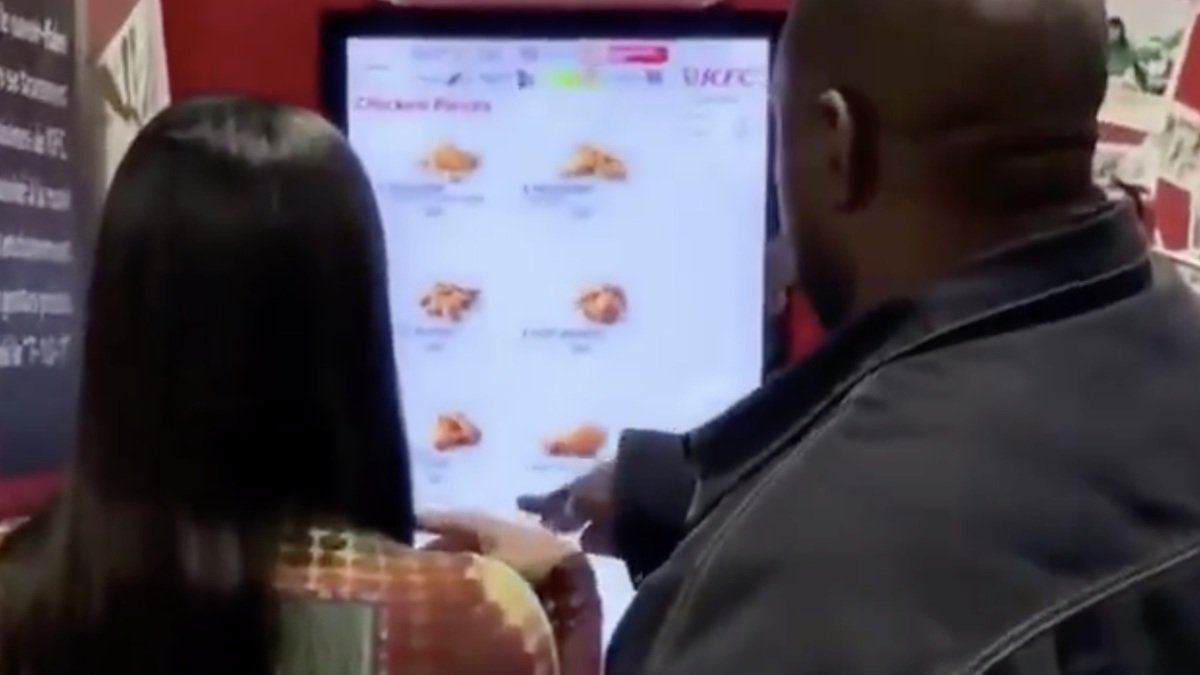 Kim Kardashian et Kanye West au KFC de Strasbourg Saint-Denis dans le plus grand des calmes