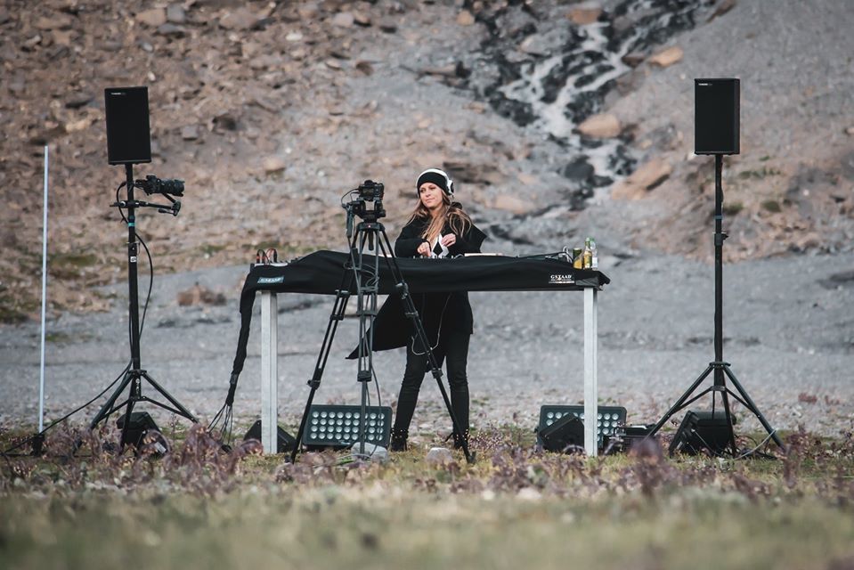 Mix : Nora en Pure délivre un sublime set au sein des montagnes suisses