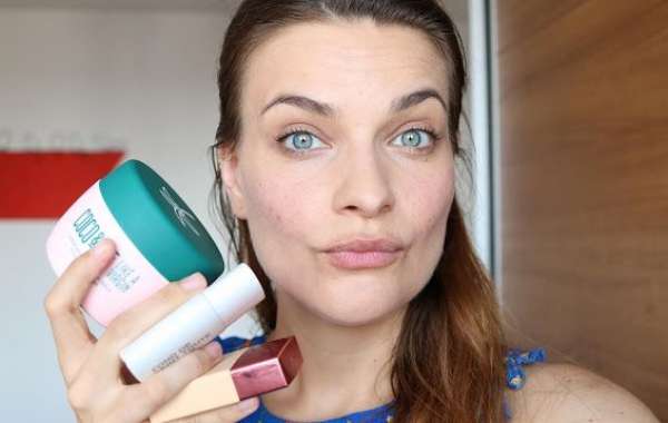 5 PRODUITS À CONNAÎTRE POUR NE PAS ÊTRE LARGUÉE DANS LE BEAUTY GAME