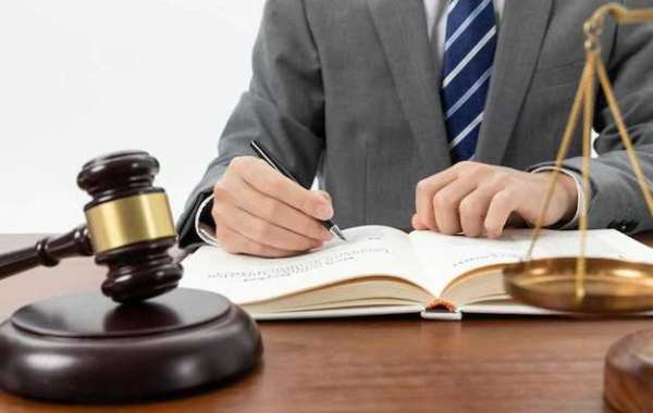 Understanding the Unique Roles of Estate Lawyers and Family Lawyers in Resolving Property Disputes and Custody Battles