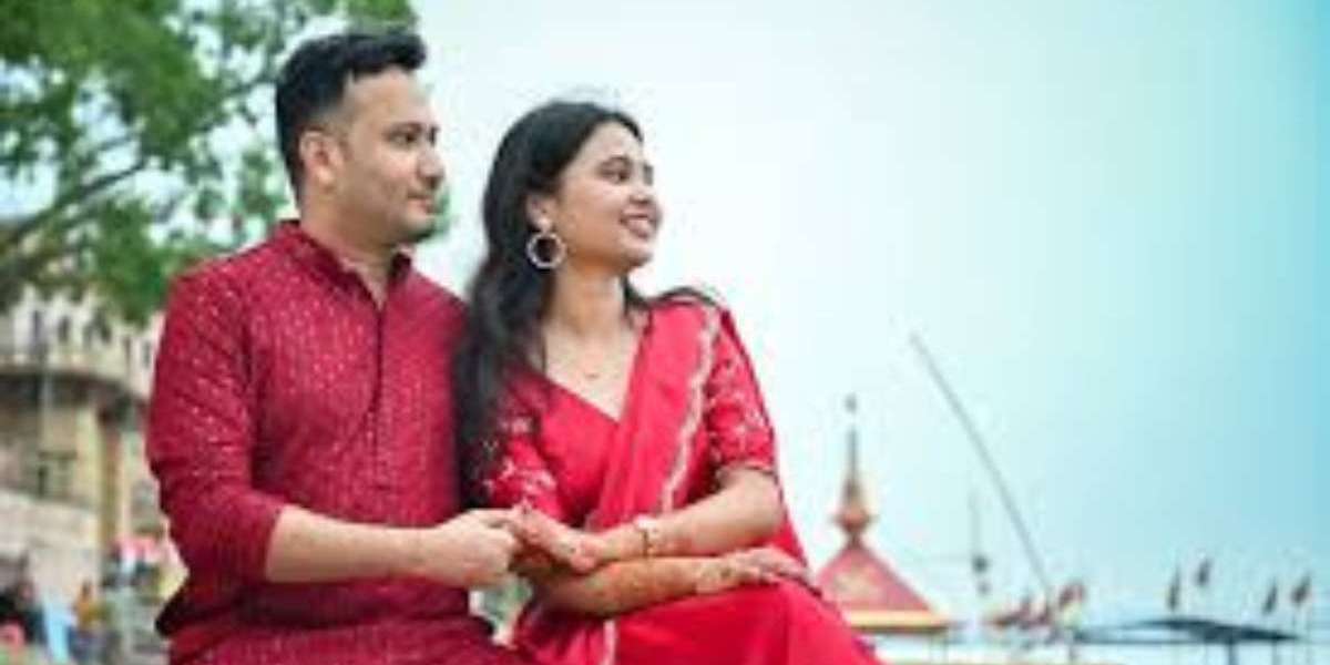 What must-have items should be included for a romantic vintage ambiance in a pre-wedding photoshoot?