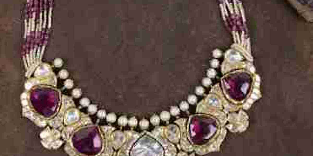 Royal Scarlet Necklace – A Regal Fusion of Tradition and Luxury