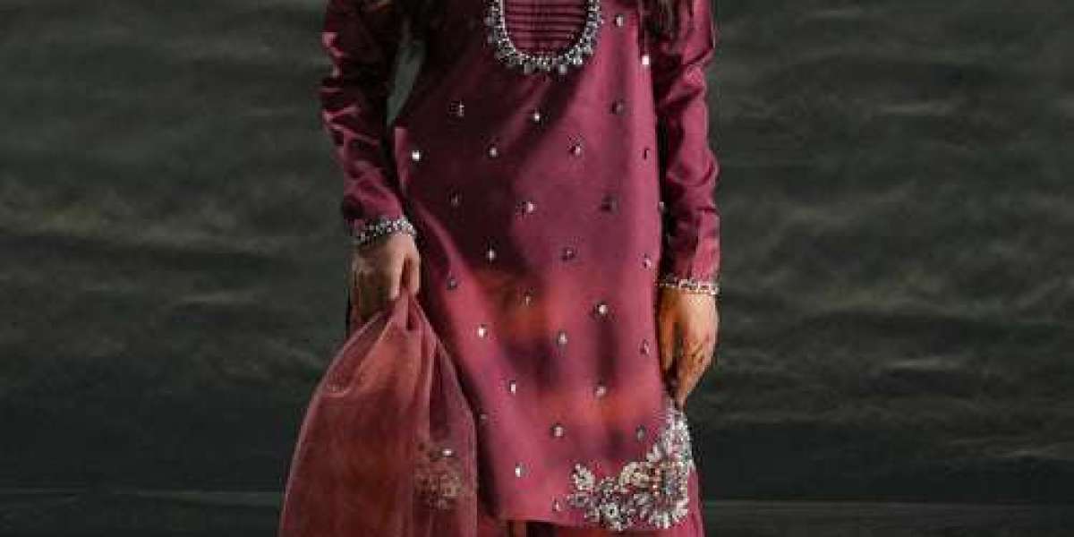 Elegant and Timeless Formal Wear for Women in Pakistan