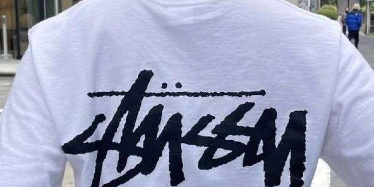 Florida Winter Vibes: Streetwear Cool with Stussy and the Stussy Hoodie <br> <br>Description: