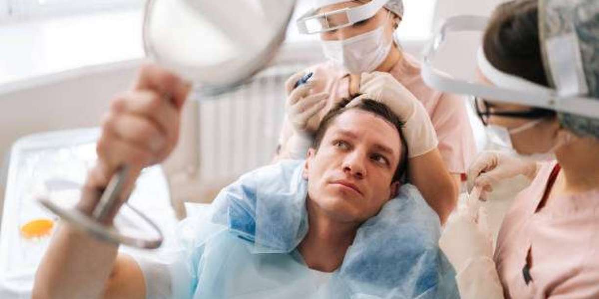مستقبل زراعة الشعر في دبي: الخلايا الجذعية، والروبوتات، والطب التجديدي