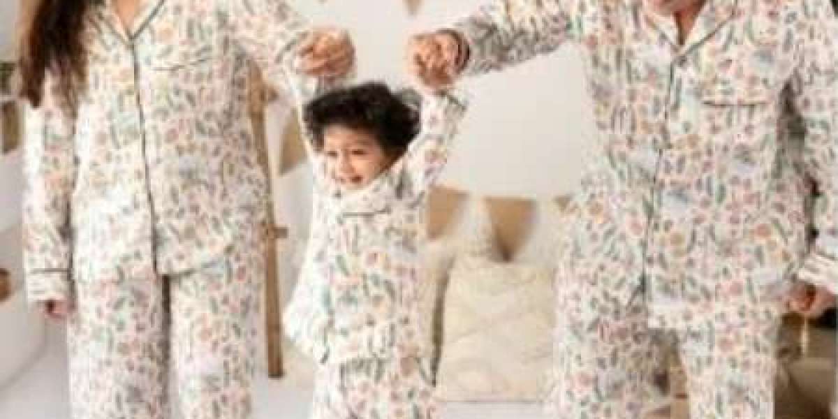 Christmas Outfit Ideas for Newborn Photoshoots at Home