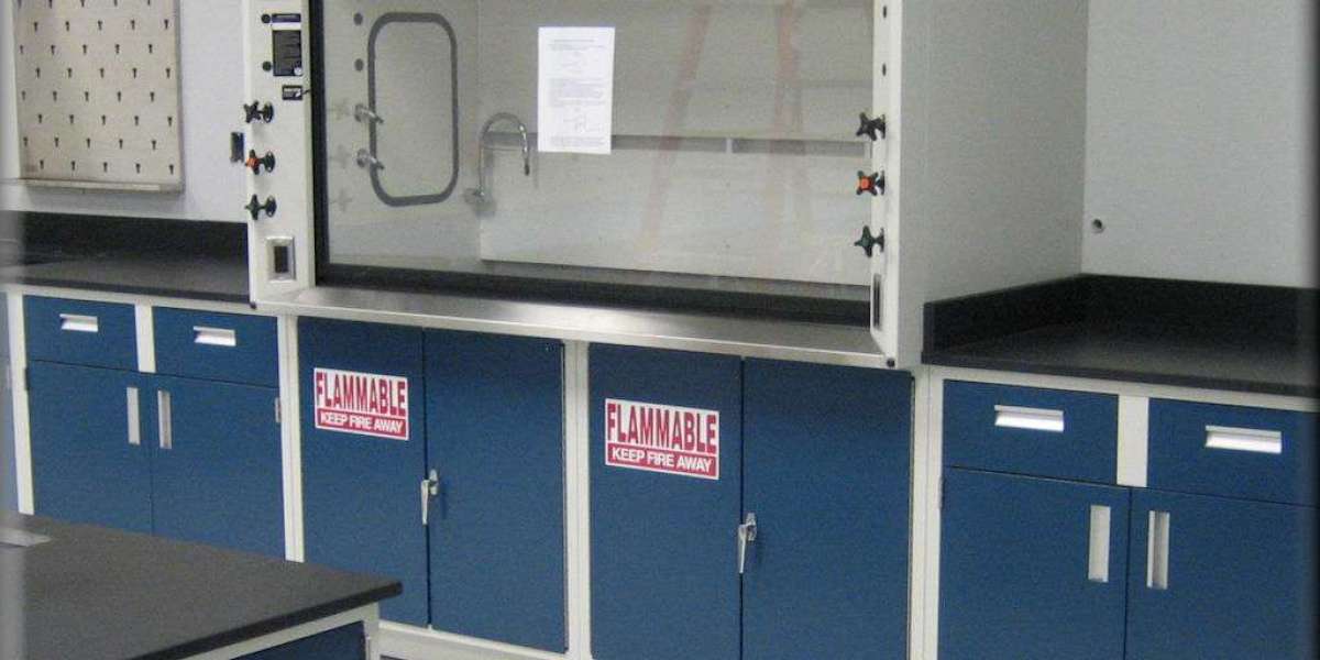 How to Safely Use a Chemical Fume Hood in the Laboratory