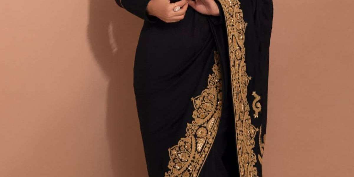 Unveil the timeless beauty of the black and gold saree by Gulbhahar