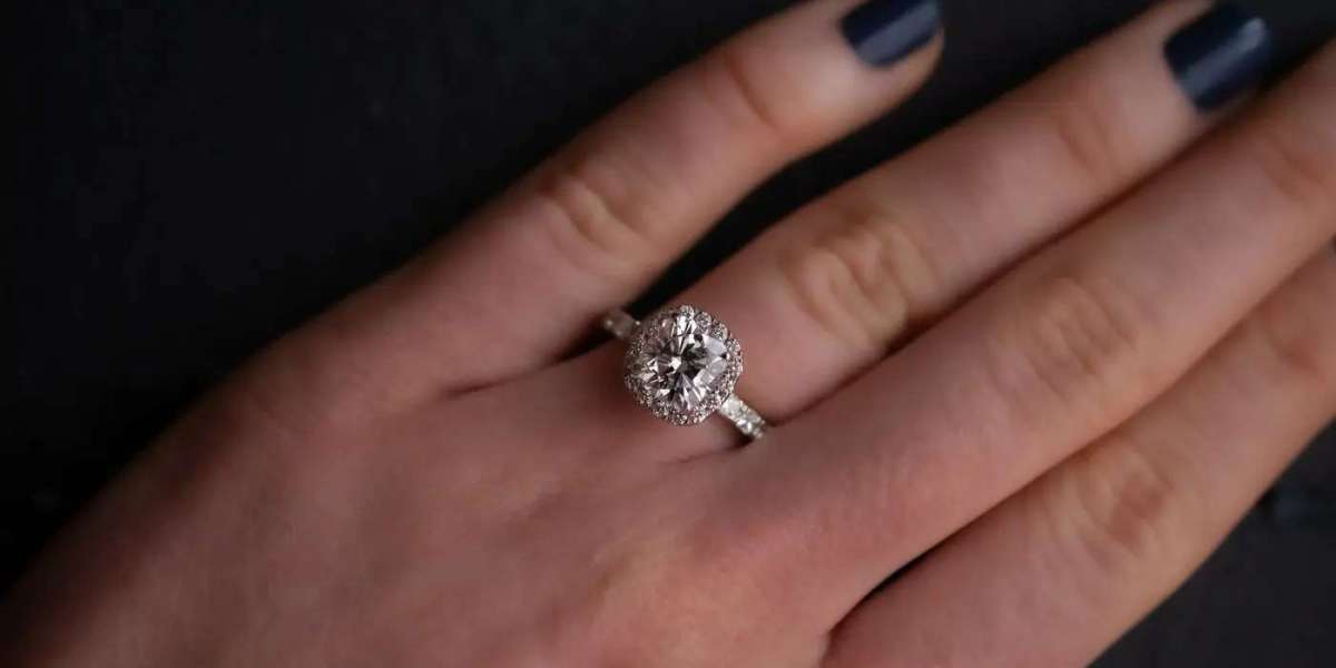 Round Cut Engagement Rings: A Complete Guide to Choosing the Perfect Sparkle