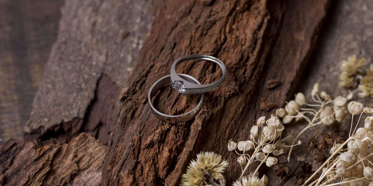 Gold vs Platinum Wedding Rings: Which Is Better for Everyday Wear?