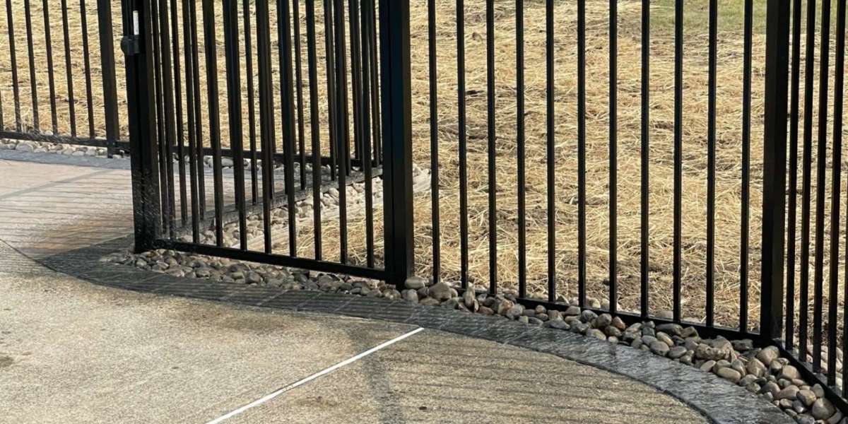 How Does Powder Coating Affect Aluminum Fence Performance?