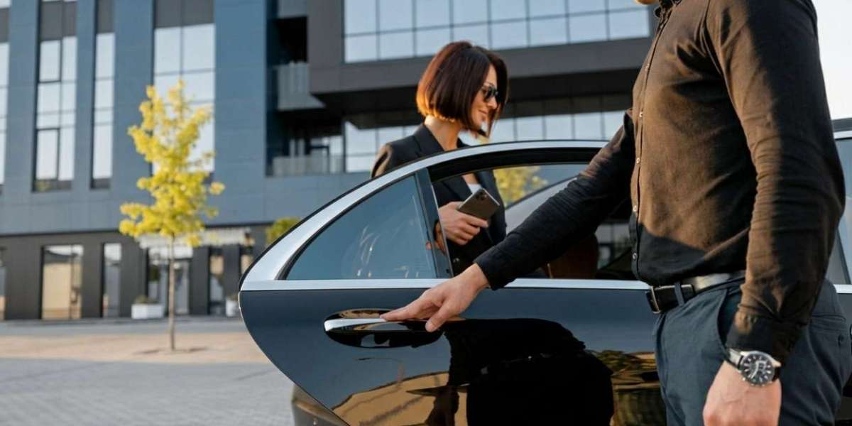 Manchester Airport Taxi: Flight Monitoring Service