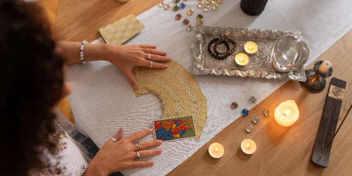Healing Energy and Astrology: Role of a Gemstones Specialist