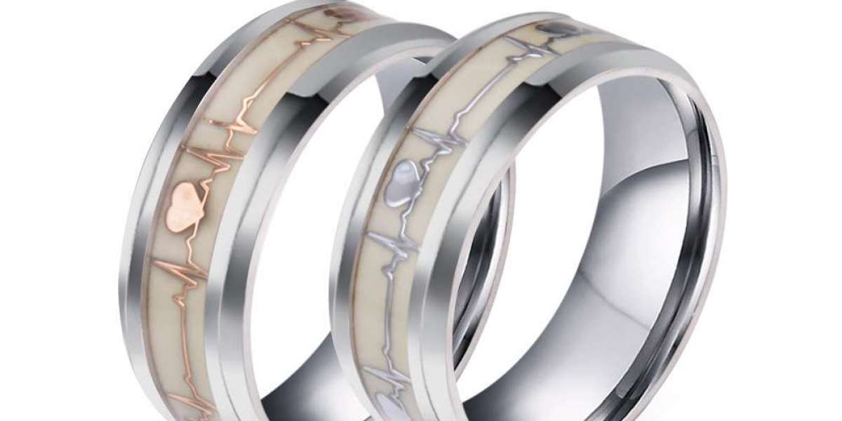 Why East West engagement rings are the hottest trend in 2025