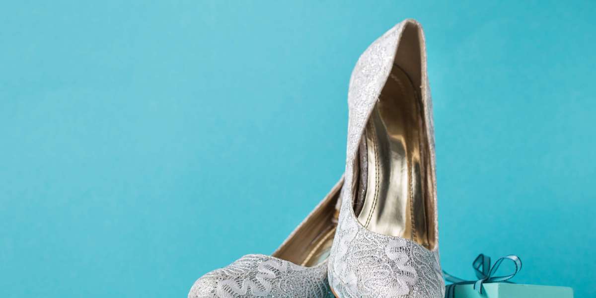 Timeless Elegance Redefined: Why Every Woman Needs Juttis in Her Wardrobe