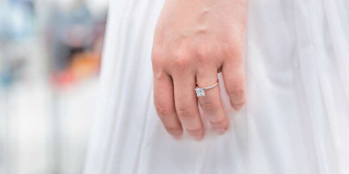 Gold Princess Cut Engagement Rings: A Complete Guide to Modern Styles
