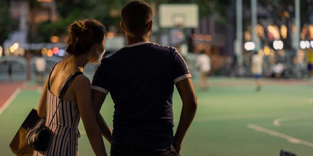 How to start a conversation on a dating app and get a reply