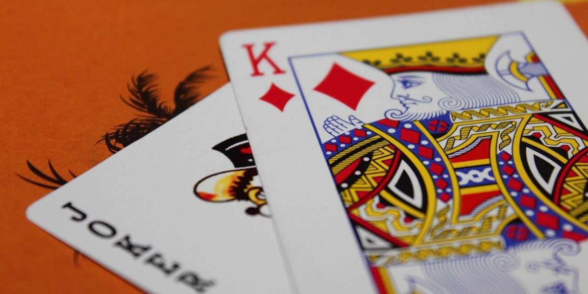 Rola społeczności online w kształtowaniu doświadczeń graczy w kasynach internetowych: Jak interakcje społeczne w 2025 ro